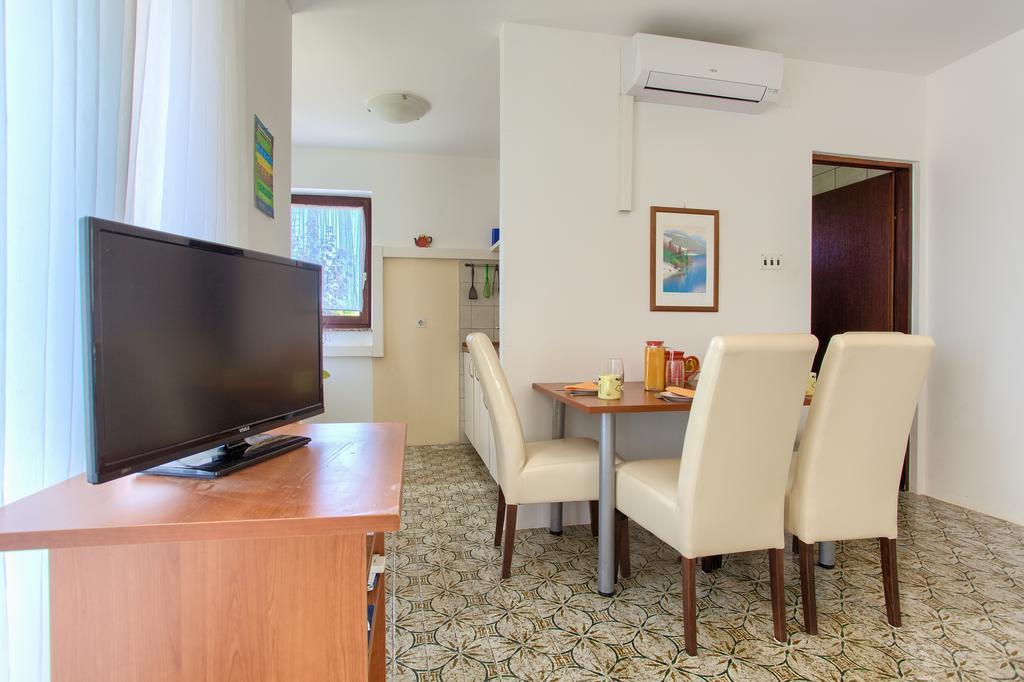 Apartments Vlatko Krk Town Esterno foto